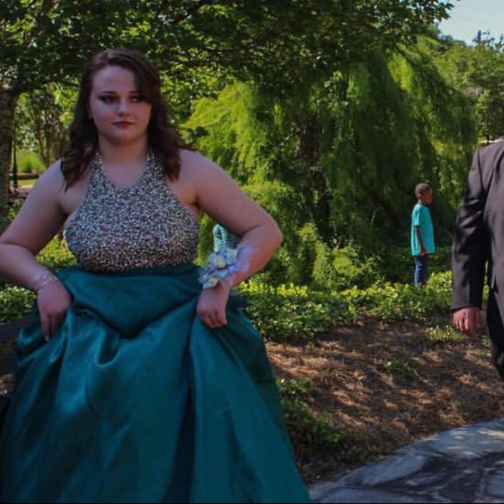Jovani $750 Emerald jeweled halter prom dress - Picture 1 of 6